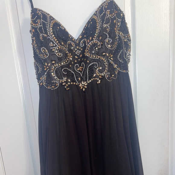 Black and Gold prom dress - Picture 3 of 4